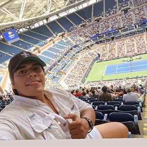 Meet your Posher, Víctor martin